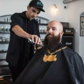 peleryna fryzjerska i barberska Angry Beards